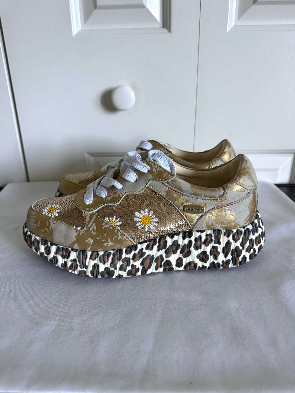 Laura Vita Limited Nikito Womens Gold Floral Leather Sequined Sneakers 6/36 Mint